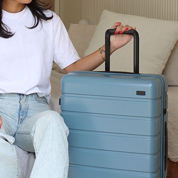 Girl with her hand on the telescopic handle of the Explorer Arlo Pro Ocean