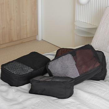 Explorer Packing cubes on the bed