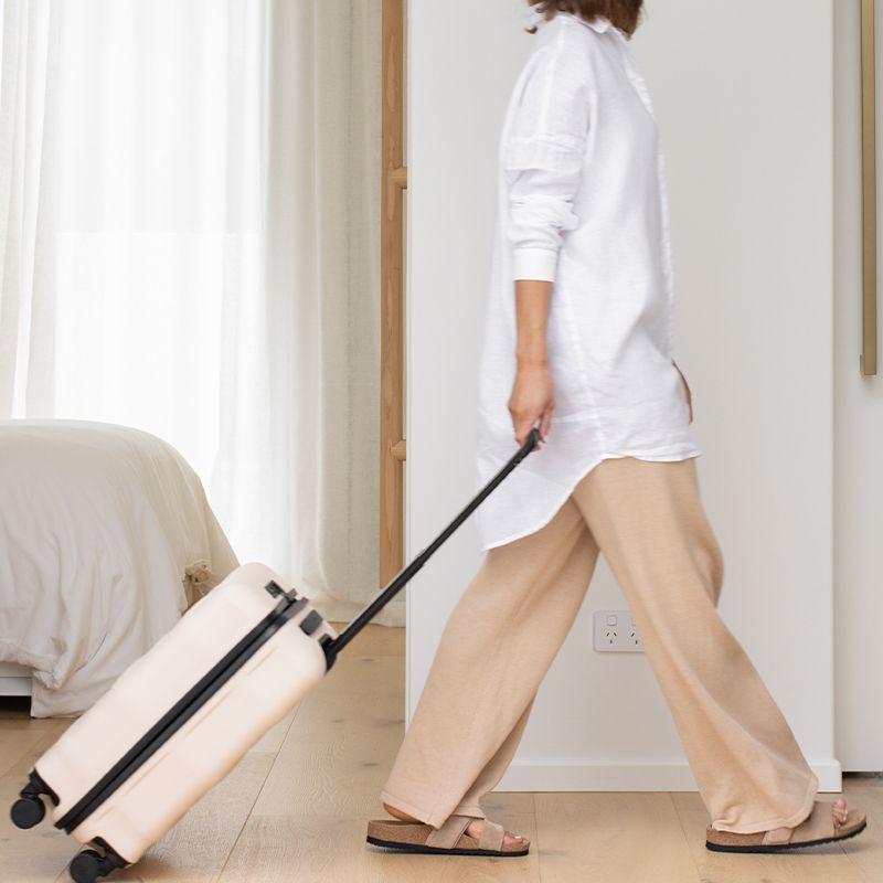Woman rolling the Explorer Luna Air in Sand