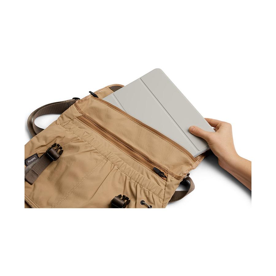 Bellroy Cinch Messenger Sand Dune Sand Dune