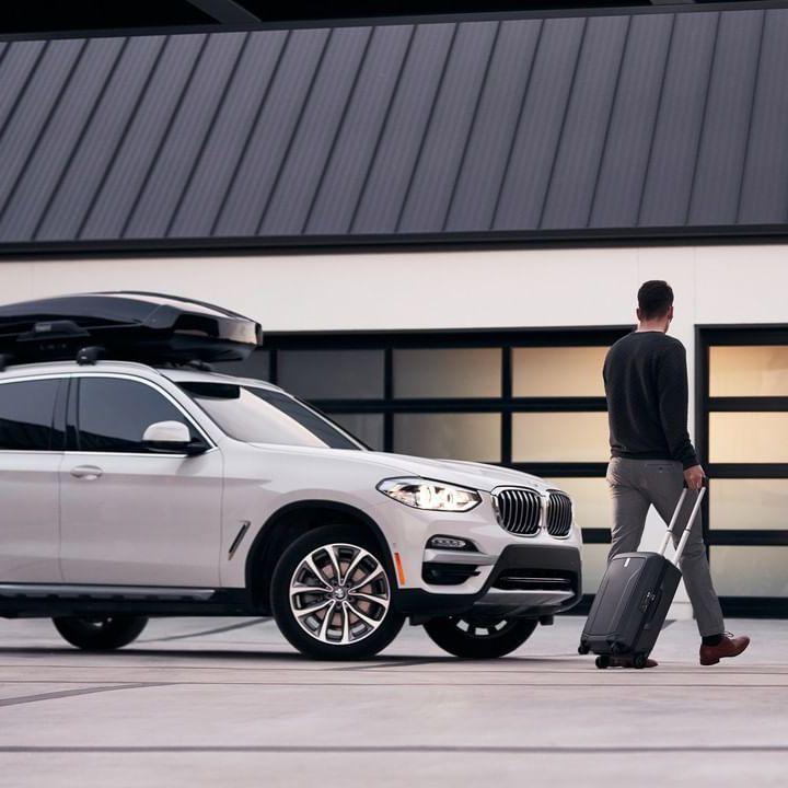 Man walking with his Thule luggage