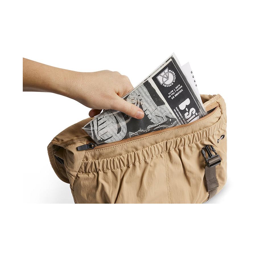 Bellroy Cinch Messenger Sand Dune Sand Dune